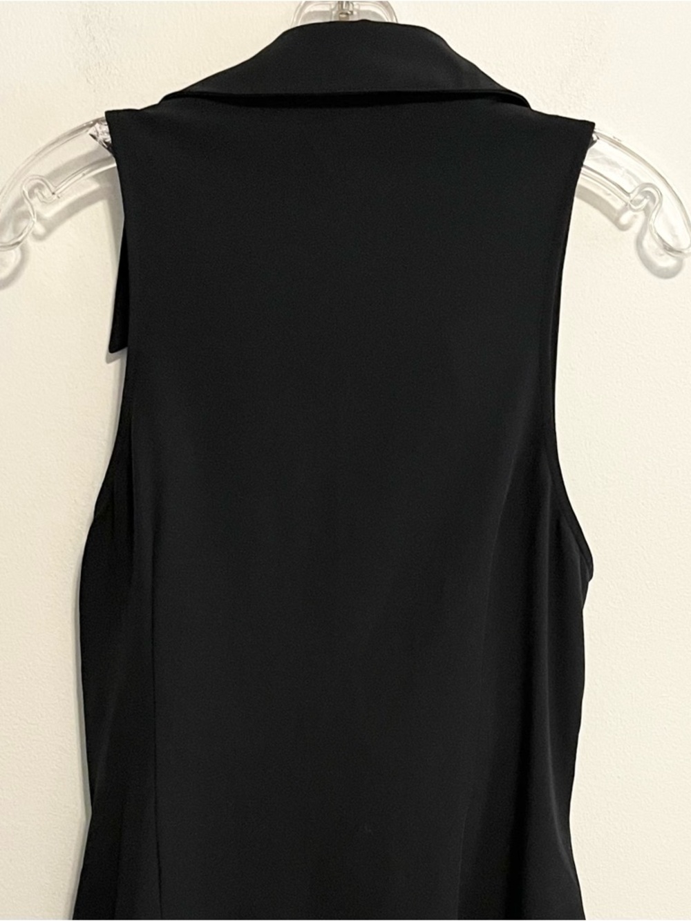 NWOT Cinq a Sept Margie Notched Hem Sleeveless V Neck Mini Dress in Black.
Sz 12 - Picture 9 of 11